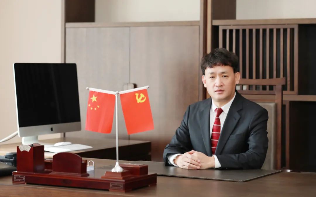 雙雙獲獎 喜事連連｜ 花花牛乳業集團榮獲“河南省知名品牌”獎，董事長關曉彥榮膺“2022年度品牌人物”
