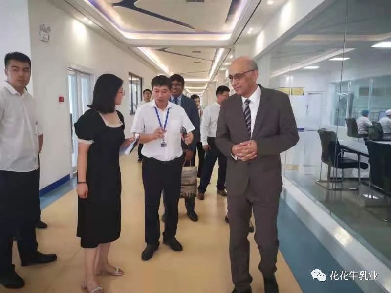 巴基斯坦駐華大使莫因·哈克 蒞臨花花牛乳業集團參觀訪問