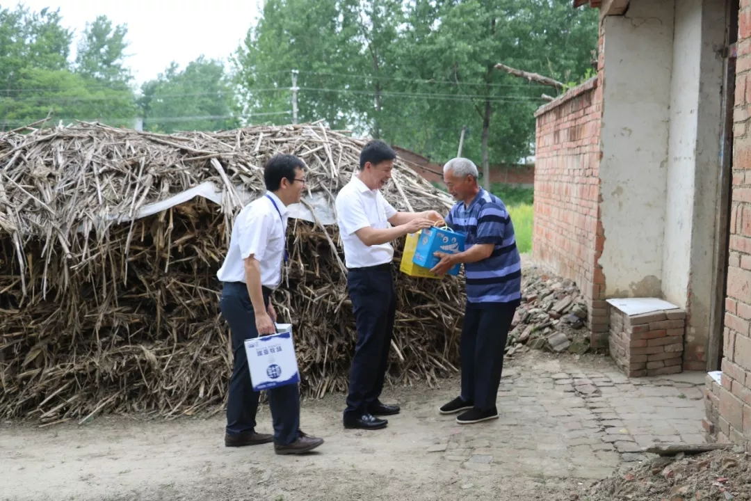 花花牛乳業集團走訪慰問貧困戶 結對幫扶暖人心