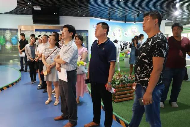 河南省食品安全座談會暨百場食安講座進校園啟動儀式在花花牛舉行